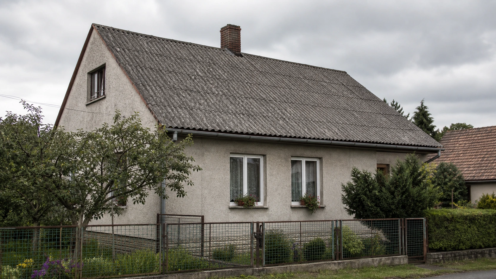 Jak poznat eternitovou střechu s azbestem